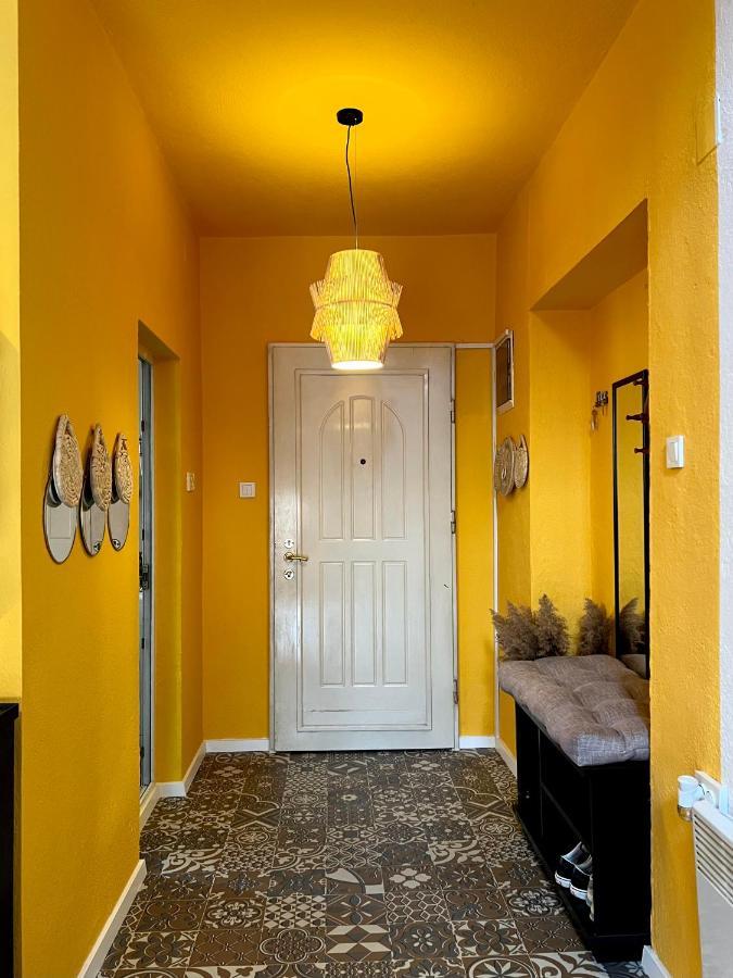 Light And Bright Central Prishtine Bagian luar foto